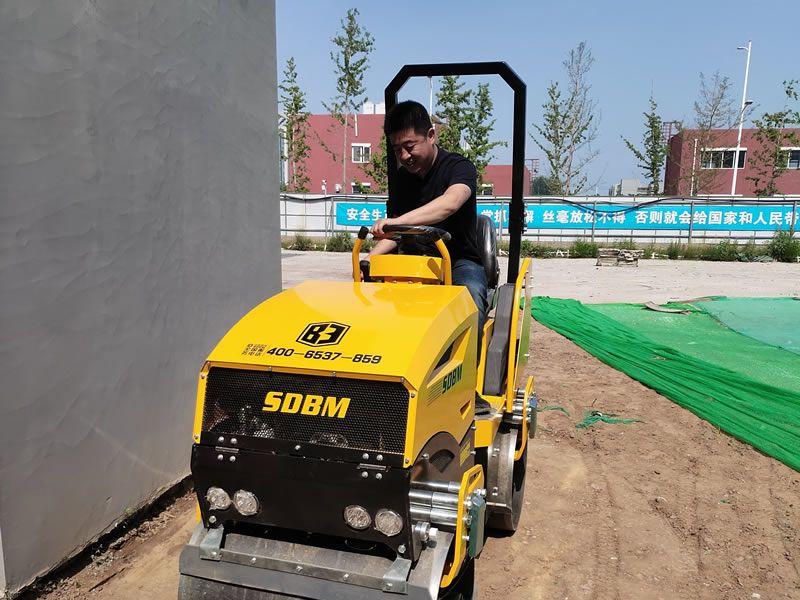 座駕振動(dòng)壓路機(jī)在惡劣環(huán)境下如何工作？