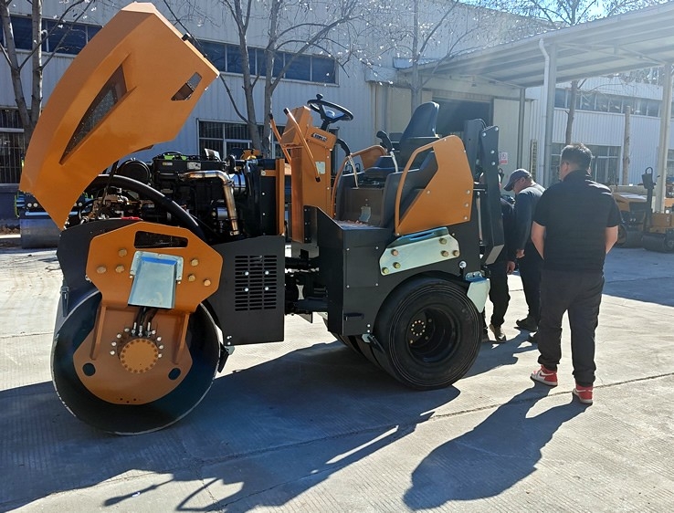 3月18日，哈薩克斯坦客戶來(lái)廠體驗(yàn)考察5噸膠輪壓路機(jī)