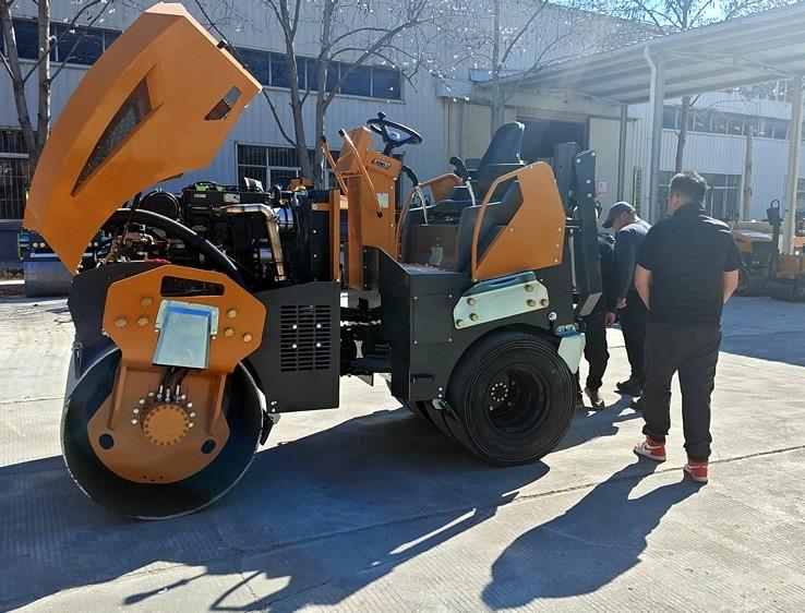 3月18日，哈薩克斯坦客戶來廠體驗(yàn)考察5噸膠輪壓路機(jī)